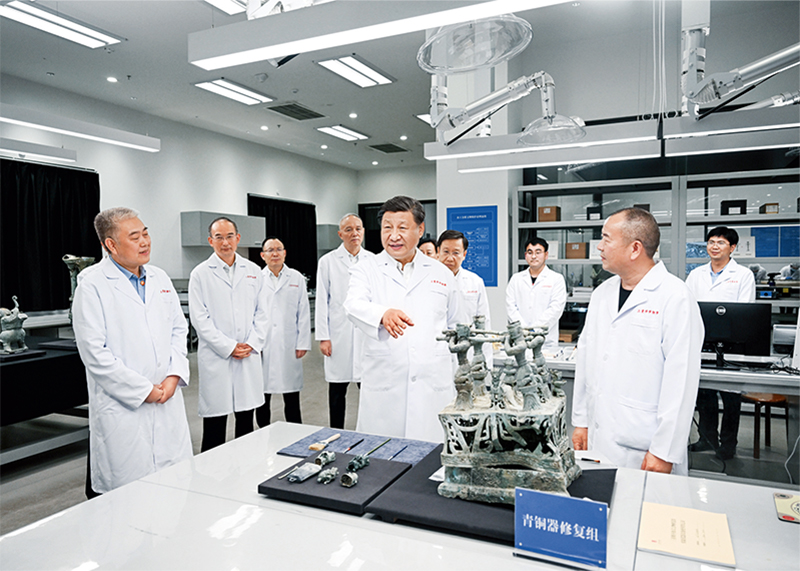 2023年7月25日至27日,中共中央总书记、国家主席、中央军委主席习近平在四川考察。这是26日下午,习近平在位于德阳市广汉市的三星堆博物馆文物保护与修复馆,同现场工作人员亲切交流。 新华社记者 谢环驰/摄
