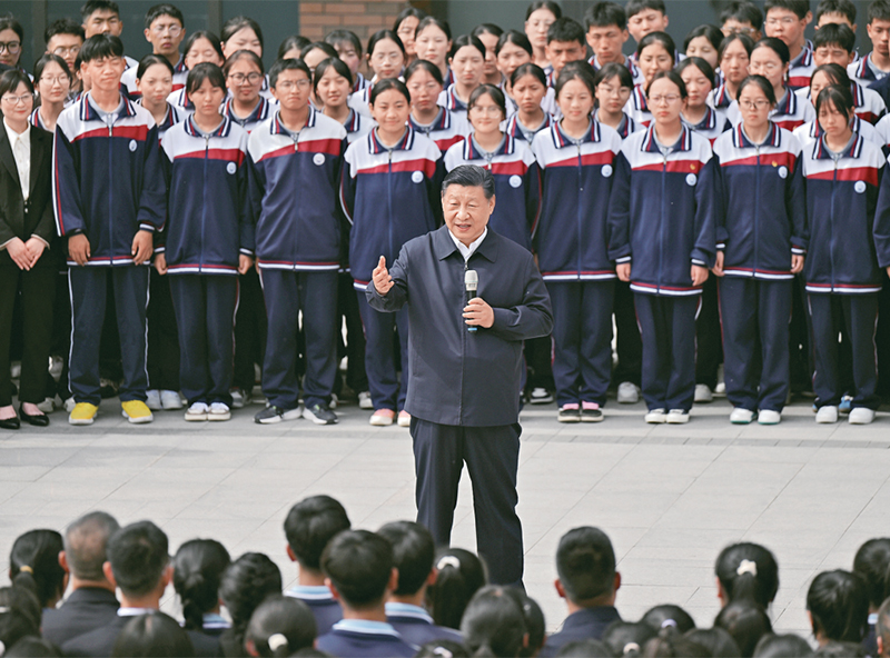 2024年6月18日至19日,中共中央总书记、国家主席、中央军委主席习近平在青海考察。这是18日下午,习近平在果洛西宁民族中学考察时,同师生们亲切交流。 新华社记者 岳月伟/摄